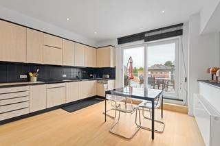 <strong>Modern en instapklaar duplexappartement met 3 slaapkamers en ruim privéterras in centrum Sterrebeek.</strong><p>Dit appartement is super centraal gelegen: op wandelafstand van winkels, supermarkt, horeca en scholen. Verder ligt het appartement dicht bij invalswegen, openbaar vervoer en is er voldoende parking in de buurt. </p><p><br /></p><p><strong><u>Indeling van de woning:</u></strong></p><p><strong>Niv +1:</strong> inkom, toilet, living, wasplaats met toegang tot terras met trap naar koer, ruime slaapkamer met ingebouwde kast, badkamer, open en uitgeruste keuken met aparte ontbijthoek en toegang tot een 2de groot, privé terras zonder inkijk en een eetkamer/ 2de zitplaats</p><p><strong>Niv +2:</strong> apart toilet, badkamer met douche en ligbad, 2 grote slaapkamers</p><p><strong>Niv +3:</strong> stockagezolder</p><p><strong>Niv +0:</strong> berging op gelijkvloers</p><p><br /></p><p>Wandel door het hele appartement via de Walkly.</p><p><br /></p><p><strong>Extra informatie en troeven:</strong></p><ul><li>Super centrale ligging in Sterrebeek</li><li>Zeer ruim, perfect onderhouden appartement </li><li>Meerdere terrassen </li><li>Asbestveilig</li><li>EPC en andere documenten in bijlage</li></ul><p>Aangeboden met ERA comfort garantie</p><p>Meer informatie? Contacteer Nicolas Geeraerts via +3223351115</p>