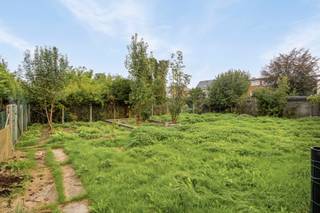 Met een ligging te Schoolsteeg, pal in Geelse stadscentrum, beschikken we met dit perceel over tal van voorzieningen op wandelafstand. Ondanks de centrale ligging kunnen we genieten van een rustige omgeving en een tuin met een mooi aangelegde fruitboomgaard. Kortom, een perceel met enorm veel troeven en mogelijkheden. Tot slot is er een goede verbinding met de omliggende gemeenten.<br /><br />Kenmerken:<br />- Totale oppervlakte: 872 m²<br />- Perceelbreedte: +/- 12 m<br />- Perceeldiepte: 50 m<br />- Bestemming: woongebied<br /><br />Het betrokken perceel is gelegen binnen het BPA Nieuwstraat, meer bepaald in de strook B1S. Op dit perceel kan een halfopen eengezinswoning worden opgericht. Er kan gebouwd worden tot op 5 meter van de achterste perceelgrens (van het eerste perceel) en tot op 3 meter van de rechter perceelgrens. Daarnaast dient rekening gehouden te worden met de aangepaste bouwcode (momenteel in opmaak) voor alle regelgeving die niet expliciet in het BPA werd opgenomen. Er dient niet voldaan te worden aan de groennorm uit de bouwcode, aangezien de bouwstrook reeds is ingetekend op het bestemmingsplan van het BPA.<br /><br />Het perceel leent zich perfect voor het bouwen van een ruime gezinswoning.<br /><br />Voor meer informatie over de mogelijkheden bij dit perceel bent u altijd welkom op ons kantoor of kan u ons steeds bereiken via info@vastengoed.be of 014 72 73 74.<br /><br />Wenst u een gratis schatting van uw eigendom? Contacteer ons vrijblijvend voor een afspraak!