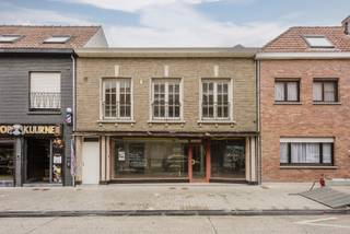 Op zoek naar een pand met potentieel op een centrale locatie in Kuurne? Dit commercieel pand met woonst is gelegen in het centrum van Kuurne en geniet van een bijzondere bereikbaarheid dankzij de ligging aan twee straten. Vooraan bevindt het pand zich aan de Kerkstraat, terwijl het achteraan rechtstreeks aansluit op de Generaal Eisenhowerstraat.<br /><br />Het pand heeft als bestemming commercieel pand of kantoor met woonst en werd reeds deels gestript. Hierdoor biedt het een uitstekende basis voor ondernemers of investeerders die de handen uit de mouwen willen steken en op zoek zijn naar een pand dat volledig naar eigen wensen en behoeften kan worden ingericht.<br /><br />Op het gelijkvloers bevindt zich een ruime commerciële ruimte met een grote etalage. Dankzij de aanwezige binnenpatio wordt bovendien extra natuurlijk licht naar binnen gebracht. Achteraan is er momenteel nog een afzonderlijke ruimte, maar mits de nodige aanpassingen bestaat de mogelijkheid om beide ruimtes samen te voegen tot één grote, open commerciële ruimte. Hierdoor kan een interessante verbinding worden gecreëerd tussen de Kerkstraat aan de voorzijde en de Generaal Eisenhowerstraat aan de achterzijde. Op dit niveau bevinden zich eveneens een garage met een zolder en een kelder.<br /><br />De verdieping biedt dan weer de mogelijkheid om een volwaardige woongelegenheid te creëren met veel licht. Hier kan een appartement worden ingericht met twee slaapkamers, een badkamer en een ruime leefruimte met open of gesloten keuken. Afhankelijk van de gewenste invulling kan de beschikbare ruimte volledig worden afgestemd op de noden en wensen van de toekomstige eigenaar of bewoner.<br /><br />Een interessant pand voor wie op zoek is naar een combinatie van ondernemen en wonen, maar zeker ook voor investeerders die het potentieel van een centraal gelegen pand in Kuurne weten te benutten. Dankzij de ligging aan twee straten, de commerciële mogelijkheden en de mogelijkheid om op de verdieping een woongelegenheid te creëren, biedt dit pand een interessante basis voor wie op zoek is naar een project met potentieel.<br /><br />Waarom net dit aanbod overwegen?<br /><br />✔ centrum van Kuurne<br />✔ grote etalage<br />✔ toegang via 2 straten<br />✔ handelspand ±.75 m²<br />✔ appartement ±.85 m²<br />✔ garage ±.20 m²<br /><br />Interesse, bel 0486 05 88 88<br />Attesten & documenten: www.nestr.be