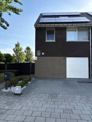Instapklare, energiezuinige woning in een rustige wijk

Prijs: bod vanaf € 515.000

Op zoek naar een moderne, energiezuinige en instapklare gezinswoning in een rustige en aangename woonomgeving? Deze 3-gevelwoning uit 2011 combineert comfort, ruimte en een uitstekende ligging.

De woning beschikt over maar liefst 175 m² bewoonbare oppervlakte en biedt een praktische indeling met onder andere een inkomhal, wasplaats, apart toilet, garage en een ruime leefruimte met open keuken. Dankzij het zicht op de tuin geniet de leefruimte van een aangename verbinding met het buitenleven.

De keuken is volledig uitgerust met onder meer een spoelbak, keramische kookplaat, combioven, vaatwasser, koelkast en diepvries.

Op de eerste verdieping bevinden zich 3 slaapkamers, evenals een badkamer met douche, ligbad en dubbele lavabo. De zolderverdieping werd in 2014 volledig ingericht en omgevormd tot twee extra kamers: een bijkomende slaapkamer en een afzonderlijke bureauruimte die eveneens als slaapkamer kan dienen. In totaal biedt de woning dus 5 slaapkamers — ideaal voor een groot gezin of wie nood heeft aan extra werk- of hobbyruimte.

Buiten beschikt de woning over een mooi aangelegde tuin met terras en tuinhuis. De oprit biedt plaats aan 2 wagens en de inpandige garage beschikt over een automatische poort.

⭐Troeven

3-gevelwoning uit 2011
175 m² bewoonbare oppervlakte
5 slaapkamers
Ruime leefruimte met open keuken van 42 m²
Centrale verwarming op gas – condensatieketel Vaillant (installatie 2023)
Ventilatiesysteem type D
EPC A
Rustige, aangename woonwijk
Nabij scholen, openbaar vervoer, winkels
Vlotte verbinding met de Woluwelaan en de Ring
Op wandelafstand van het groene Rolleveld park
18 Zonnepanelen &amp; thuisbatterij 3x5kw (installatie 2022)
❄️ Airconditioning Samsung (installatie 2025)
Waterverzachter
Regenwaterput, 4500l
Alarmsysteem Verisure aanwezig

Een bezoek is zeker de moeite waard!
Voor een bezoek graag vooraf een afspraak maken.
