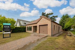 Bent u op zoek naar een woning met karakter, ruimte en tal van mogelijkheden? Dan is deze charmante te renoveren open bebouwing in een rustige residentiële wijk van Oelegem absoluut een bezoek waard!<br /><br />De woning bevindt zich op een mooi perceel van maar liefst 682 m² en beschikt over een zonnige, ruime tuin van ca. 550 m² — ideaal voor gezinnen, tuinliefhebbers of wie graag in alle rust geniet van het buitenleven.<br /><br />Indeling van de woning: bij het betreden van de woning komt u terecht in de inkomhal met vestiaire en apart gastentoilet. De lichtrijke leefruimte vormt het hart van de woning en biedt een aangename connectie met de veranda en de tuin. Aansluitend bevindt zich de gesloten keuken.<br /><br />Verder beschikt het gelijkvloers over drie volwaardige slaapkamers en een badkamer uitgerust met lavabo, toilet en ligbad.<br /><br />De zolderverdieping biedt extra potentieel en kan volledig worden ingericht naar eigen smaak en behoeften — denk aan extra slaapkamers, hobbyruimte of een thuiskantoor.<br /><br />Daarnaast beschikt de woning over een ruime garage én een geïsoleerde kruipkelder.<br /><br />Troeven van deze woning<br /><br />* Rustige ligging in een residentiële buurt<br />* Nabij het Provinciaal Groendomein 'Het Vrieselhof' <br />* Mogelijkheid om volledig gelijkvloers te wonen<br />* Open bebouwing met veel renovatie- en uitbreidingsmogelijkheden<br /><br />186m2 bewoonbare oppervlakte cfr EPC. <br /><br />Wenst u een bezoek of meer informatie? Dan kan u ons steeds contacteren via info@dvarealestate.be of via 03/297.00.00.
