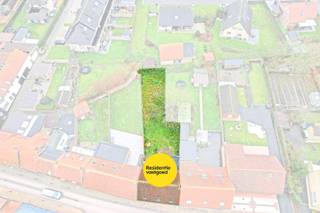 KIJKDAG ZATERDAG 18/04 VAN 14U TOT 16U! (graag vooraf inschrijven) Instapklare woning met 4 slaapkamers en ruime tuin. Bij verkoop/akte zal de woning met uitzondering van de keuken, langs de binnenzijde volledig afgewerkt zijn, waardoor je enkel nog je eigen keukenstijl mag kiezen. In het landelijke en rustige Vleteren bevindt zich deze ruime en praktisch ingedeelde woning, ideaal voor wie op zoek is naar comfortabel en toekomstgericht wonen. De woning beschikt over vier volwaardige slaapkamers, wat ze uitermate geschikt maakt voor grotere gezinnen of voor wie wonen en werken wil combineren. Zowel op het gelijkvloers als op de verdieping is er een badkamer aanwezig, wat zorgt voor extra comfort en gebruiksgemak. Verder geniet je van een ruime, zonnige tuin waar het aangenaam vertoeven is. Via de garage heb je een rechtstreekse doorgang naar de tuin, wat zeer praktisch is voor fietsen, tuinmateriaal of hobby’s. Bovendien is de tuin ook langs de achterzijde toegankelijk, een absolute meerwaarde. De vermelde prijs is een richtprijs, elk bod hoger, gelijk aan of lager zal voorgelegd worden aan de verkoper(s). De verkoper(s) behouden het recht om dit al dan niet te aanvaarden of een tegenvoorstel te formuleren. (renderbeelden kunnen afwijken van de effectieve afwerking, vraag ons gerust naar meer info hieromtrent.<br />Tuin, keuken en bekleding achtergevel kunnen mits meerprijs ook afgewerkt worden door de verkopende partij).