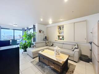 ENERGIEZUINIG appartement met 2 slpks, een FANTASTISCH UITZICHT, een kelderberging én een private parkeerplaats op wandelafstand van het centrum en het openbaar vervoer te Roeselare!<br /><br /><strong>INDELING:<br /><u><em>Vijfde verdieping:</em></u></strong><br />Inkomhal - ruime living - ingerichte open keuken (O.a. met heteluchtoven, fornuis, dampkap, dubbele spoelbak én frigo) - wasplaats (met voorzieningen voor wasmachine en droger) - badkamer (O.a. met lavabomeubel, ligbad én douche) - afzonderlijk gastentoilet (met lavabo) - 2 RUIME slaapkamers - ZUIDWEST-gericht zonneterras met een FANTASTISCH UITZICHT over Roeselare!<br /><br /><u><strong>Opmerkingen:</strong></u><br />- ENERGIEZUINIG appartement: Epc = 157 kWh/m2 (B)!<br />- Lift aanwezig.<br />- Vrij bij akte.<br />- Private kelderberging inbegrepen in de prijs.<br />- Private parkeerplaats inbegrepen in de prijs.<br /><br />Aarzel zeker niet om ons te contacteren voor verdere info en/of een bezoek ter plaatse: 051/817.817 - info@centro.be.