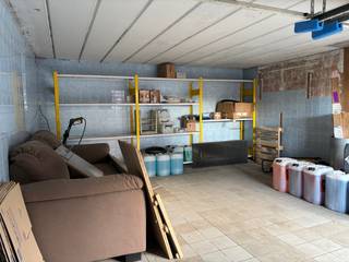 Betreft een dubbele garage met 2 individuele kantelpoorten. De garage is voorzien van een tegelvloer. Voor elke poort is nog een staanplaats...