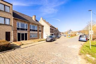 Te renoveren woning met 4 slaapkamers, 2 badkamers en 2 keukens in Lier.Deze woning beschikt over een bewoonbare oppervlakte van maar liefst 307 m²...