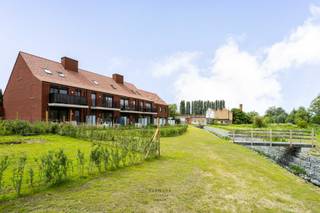 ‼️ONGEZIENE STERKE PRIJSDALING voor deze 2 laatste exclusieve nieuwbouwwoningen onmiddellijk beschikbaar met 4 slaapkamers op den buiten in een kleinschalige prachtige buurt. Prijs inclusief btw, registratierechten en volledig geschilderd tot in de prachtige zolderkamer. Het project en de site zijn ondertussen volledig afgewerkt.<br /><br />Een landelijke nieuwbouwwoning met zichten op de heuvels en gelegen in een klein aangelegd parkje. <br /><br />Een aanrader als u op zoek bent naar een volledige instapklare woning dat onmiddellijk beschkibaar is, een gezellige groene omgeving, toffe mensen en een kleinschalig kwalitatief nieuwbouwproject van een vertrouwenspartner. Je kent het zeker...zo een familie bedrijf dat al jaren actief is en dat je onmiddellijk een goed gevoel geeft. <br /><br />Een veilige omgeving: hier kom je sowieso tot rust met de prachtige zichten, de bloemperken, de bomen, het beekje, de bankjes, de schaapjes, het nieuw aangelegd wandel en fietspad waardoor je op amper 5min in het centrum staat.  Een fantastische en knusse locatie waar het rustig en goed wonen is met in totaal 7 woningen en 8 appartementen. <br /><br />Kom dan zeker eens een bezoek brengen aan onze model woning. Volledig instapklaar, alles inbegrepen in deze scherpe prijs zodat u snel en comfortabel kan verhuizen. Helemaal klaar voor de toekomst met zonnepanelen, vloerverwarming en een lucht-water warmtepomp. E-peil 20 waardoor u kortingen krijgt op het betalen van uw onroerende voorheffing in de eerste 5 komende jaar. <br /><br />Het terras en de tuin, daar kan u dan ook onmiddellijk uw tuinmeubels zetten en volop genieten. De privatieve carport en de extra berging zijn tevens inclusief in de prijs. <br /><br />Alle informatie en plannen zijn beschikbaar op ons kantoor.<br />Wij helpen u graag verder in uw zoektocht naar een nieuwe thuis. Bel ons vandaag nog 0475/34.00.40 en vraag naar Fabienne. <br /> 
