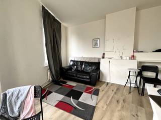 Dit appartement is gelegen op de eerste verdieping van een kleinschalig gebouw zonder lift. Indeling: een woon- en eetkamer met open keuken uitgerust met een elektrische kookplaat, een dampkap en opbergkasten. Verder is er een slaapkamer (7m²) en een badkamer die voorzien is van een douche, een toilet en een wandmeubel. Geen algemene kosten. Op een boogscheut van Park Spoor Noord, het Eilandje, Sint-Jansplein, het openbaar vervoer, ...