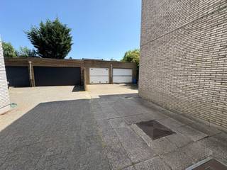 Zeer ruime garagebox (+/- 20,5m²) met brede, gemakkelijk toegankelijke oprit.+/- 3,65m (B) x 5,6m (D) x 1,85m (H; dit tussen handvat poort en...