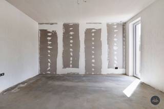 Voor meer informatie of om een bezoek in te plannen, neem contact op via 016199345 of via pieter.maes@homixx.be.<br /><br />Bent u op zoek naar een ruime casco-nieuwbouwwoning in Heist-op-den-Berg? Dan is deze recent gerenoveerde (en uitgebreide) woning iets voor u! Enkele van de vele troeven:<br />- Verkoop onder 12% registratierechten;<br />- Zeer energiezuinige score (A), dankzij o.m. warmtepomp, zonnepanelen, stevige dak- en buitengevelisolatie en hoogrendementsbeglazing;<br />- 4 ruime slaapkamers, lichtrijke leefruimte en onderhoudsvriendelijke tuin;<br />- Inpandige garage;<br />- Ruimte om nog zelf de woning volledig in te richten naar eigen stijl;<br />-...<br /><br />INDELING: <br />- Gelijkvloers: inkomhal, technische ruimte, apart gastentoilet, lichtrijke leefruimte met open keuken (zie voorbeeldfoto voor impressie), eetkamer, zithoek, wasplaats en garage. Buiten is er een overdekt terras en onderhoudsvriendelijke tuin. <br />- Verdieping: 4 ruime slaapkamers, badkamer met voorzieningen voor bad, douche en toilet en ten slotte nog een apart toilet. Via een uitschuifbare trap kunt u de zolderruimte bereiken, die eveneens kan dienstdoen als extra stockage. <br /><br />Wenst u een bezoek in te plannen? Neem dan snel contact op!<br /><br />Wenst u een gratis waardebepaling van uw eigendom? Neem dan vrijblijvend contact op via 016199345 of via pieter.maes@homixx.be.