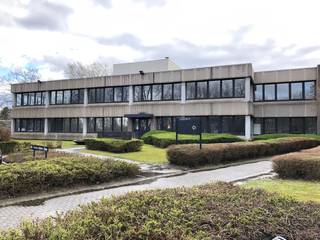 Polyvalente ruimte en kantoren van 700 m² te huur nabij de E40 te Zaventem. De lokalen zijn instapklaar en de helft kan dienst doen als opslagruimte dankzij de vrije hoogte van 3,5 m en de sectionale poorten. Ruime parking voorzien bij het gebouw. Ook andere oppervlaktecombinaties zijn mogelijk tot 2.600 m².<br /><br />Fantastisch gelegen op slechts 1 km van de E40 op- en afrit 4 Diegem-Woluwelaan met een vlotte ontsluiting naar de E19 te Machelen. Meerdere parkingplaatsen en goed bereikbaar met het openbaar vervoer. Onmiddellijk beschikbaar en de polyvalente ruimte zal heel binnenkort afgewerkt zijn.<br /><br />Aarzel niet en contacteer Panorama voor meer (technische) inlichtingen of een plaatsbezoek 0474 17 17 15. 