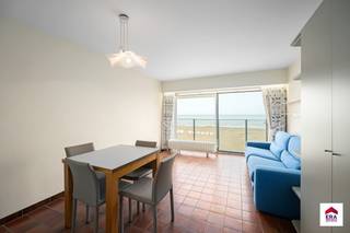 <p>Te koop: Studio met frontaal zeezicht.</p>
<p> </p>
<p>Studio op toplocatie aan de zeedijk met een adembenemend frontaal zeezicht en een uniek panoramisch uitzicht over de kust. Dankzij de grote raampartijen geniet u dagelijks van een maximale lichtinval en een schitterend zicht op zee. Deze eigendom is ideaal als tweede verblijf, investering of vaste woonst aan de kust. De centrale ligging biedt een vlotte bereikbaarheid en bevindt zich op wandelafstand van winkels, horeca en openbaar vervoer. Bovendien bestaat de mogelijkheid tot aankoop van een afgesloten garagebox onder het Europaplein, wat zorgt voor extra comfort en parkeergemak.</p>
<p> </p>
<p>Belangrijkste ruimtes:<br />• Living met grote ramen en directe toegang tot het terras, waardoor u optimaal van het zeezicht geniet.<br />• Keuken met basisvoorzieningen, praktisch ingedeeld.<br />• Badkamer met douche en toilet.<br />• Terras waar u ontspannen kunt zitten en de zee kunt bewonderen.</p>
<p> </p>
<p>Troeven:<br />• Frontaal zeezicht vanaf het terras en de living.<br />• Gelegen op de Zeedijk, nabij winkels en openbaar vervoer.<br />• Energiezuinig dankzij EPC-label B.</p>
<p> </p>
<p>Neem vandaag nog contact op met uw ERA-makelaar voor een bezoek.</p>
<p> </p>
<p>JOUW DROOMAPPARTEMENT. ZO GEVONDEN!</p>