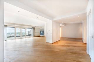 Ontdek het historische juweel de Herbosch Building, een meesterwerk in art-decostijl, uitgevoerd in witte natuursteen. Dit architecturale meesterwerk, gelegen op de hoek van Van Meterenkaai en Sint-Pietersvliet, werd ontworpen door niemand minder dan de befaamde architect Louis Hamaide in 1925, op verzoek van reder Eugène Herbosch. In die tijd beheerde Herbosch een indrukwekkende vloot van 225 schepen voor de binnenvaart.<br /><br />Hier kunt u genieten van de hedendaagse pracht van dit prestigieuze Art Deco gebouw, gelegen aan de oevers van de Schelde, met een adembenemend uitzicht op het water.<br /><br />Binnenin verwelkomt een elegante hoge inkomhal u. Een authentieke lift leidt naar de bovenste etage.<br />Een lange inkomhal, met gastentoilet en handenwasser met in het verlengde een riante en zonnige leefruimte leidt, met aanpalend een betoverend zuidwestelijk georiënteerd terras van ongeveer 35m2. De aangrenzende volledig ingerichte leefkeuken biedt alle modern comfort, terwijl een handige aansluitende berging ruimte biedt voor was- en droogautomaten en andere opslag.<br /><br />De ruime hoofdslaapkamer, met een indrukwekkende ingemaakte kastenwand, wordt vergezeld door een luxueuze badkamer met inloopdouche, ligbad, dubbele wastafel en toilet. Een tweede slaapkamer, ook met een kastenwand, beschikt over een eigen douchekamer.<br /><br />Dit royaal en zonnig penthouse biedt een leven van weelde en comfort, met twee overdekte autostaanplaatsen en een kelderberging inbegrepen in de prijs.<br /><br />Er is airconditioning en zonnewering in het appartement, evenals elektrische rolluiken aan de achterzijde, wat bijdraagt aan het gevoel van luxe en gemak. <br /><br />Mis deze unieke kans niet om te wonen in een stukje geschiedenis, gecombineerd met hedendaagse luxe, op een zeer begeerde locatie in de stad.