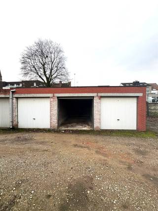Au centre de Duffel, dans un quartier calme derrière une maison de la Wouwendonkstraat, nous proposons à la vente trois boxes de garage contigus...