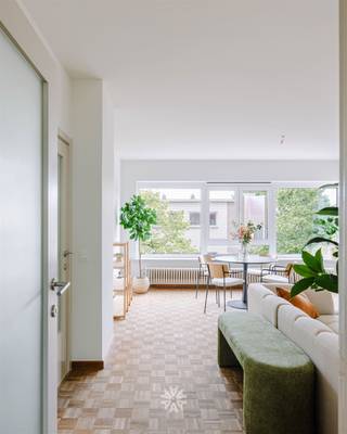 <p><span>SINT-AMANDSBERG - Lichtrijk en opgefrist appartement met stijlvolle interieurelementen</span></p><p><span> </span></p><p><span>Dit gezellige twee slaapkamer-appartement bevindt zich op de tweede verdieping van een kleinschalige residentie bestaande uit 6 units. Gelegen in de residentiële Sint-Dorotheastraat te Sint-Amandsberg werd deze unieke opportuniteit recent opgefrist en voorzien van nieuwe ramen, wat resulteert in een zeer voordelige EPC-score. Verder geniet het appartement van een authentieke blokparket en sierhaard in de leefruimte.</span></p><p><span> </span></p><p><span> </span></p><p><span>De belangrijkste troeven in een notendop: </span></p><ul><li><span>Groene en residentiële omgeving met vlotte bereikbaarheid</span></li><li><span>Lift aanwezig</span></li><li><span>Twee zeer ruime slaapkamers</span></li><li><span>Extra kamer</span></li><li><span>Prachtige lichtinval</span></li><li><span>Bijhorende garagebox</span></li><li><span>EPC Label B, conforme elektriciteit en asbestveilig</span></li><li><span>Lage gemeenschappelijke kosten</span></li></ul><p><span> </span></p><p><span> </span></p><p><span>Indeling:</span><span> Inkomhal met ingebouwde dressing; lichtrijke leefruimte met gezellige zithoek; geïnstalleerde keuken voorzien van een kookplaat, dampkap, oven, spoelbak, vaatwasser, aansluitingen voor wasmachine en een kleine technische berging. Verder treffen we twee volwaardige slaapkamers; een derde kamer die ingericht kan worden als bureau, dressing of extra berging; en de badkamer met ligbad, toilet en een lavabomeubel. Extra troef: garagebox aan de achterzijde van het gebouw.</span></p><p><span> </span></p><p><span> </span></p><p><span>Belangrijk: </span></p><p><span>Richtprijs appartement: 325.000 EUR</span></p><p><span>Richtprijs garagebox (verplicht): 25.000 EUR </span></p><p><span>EPC: 173 kWH/m² jaar (UC: 20260421-0003835204-RES-1)</span></p><p><span>Geen renovatieverplichting</span></p><p><span>Bezoeken worden georganiseerd vanaf 1 juni 2026</span></p><p><span> </span></p><p><span>Interesse? Contacteer Axel Lenaerts makelaars voor meer info of een bezoek via <span>Laurens@axellenaerts.be</span></span><span> of 09 245 24 24</span></p>