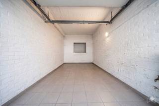 🚗 Garage te koop – Rue du MenuetGelegen in de Rue du Menuet, in de wijk Prins van Luik, vormt deze garage een mooie opportuniteit voor investering...