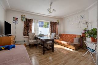 <p>Appartement in Mechelen met koer en een praktische ligging vlak bij het station en het centrum.</p><p><br /></p><p>Dit gelijkvloers appartement biedt een vlotte bereikbaarheid in een aangename woonomgeving aan de stadsrand van Mechelen. Dankzij de praktische indeling en de twee slaapkamers is dit appartement geschikt voor wie op zoek is naar een eerste woonst, een investering of compact wonen met alle voorzieningen binnen handbereik. De koer vormt een extra buitenruimte waar je rustig kan genieten. Bovendien bevinden winkels, scholen, openbaar vervoer en het treinstation zich op korte afstand, wat zorgt voor een vlotte dagelijkse mobiliteit. Het EPC-label C biedt daarnaast een degelijke energetische basis.</p><p><br /></p><p>Belangrijkste ruimtes:<br />• Inkomhal met toegang tot de verschillende ruimtes<br />• Woonkamer<br />• Keuken<br />• Badkamer uitgerust met ligbad en enkele wastafel in meubel<br />• Apart toilet<br />• 2 slaapkamers geschikt als slaap-, werk- of hobbyruimte<br />• Koer met plaats om buiten te zitten<br />• Kelder</p><p><br /></p><p>Troeven:<br />• Gelijkvloers wonen met praktische indeling<br />• Gezellige koer als extra buitenruimte<br />• Centrale ligging nabij centrum, station en openbaar vervoer</p><p><br /></p><p>Neem vandaag nog contact op voor een bezoek.</p><p><br /></p><p>JOUW DROOMAPPARTEMENT. ZO GEVONDEN!</p>