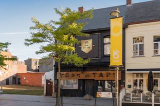 In de bruisende Kerkstraat van Neerpelt, dé horecastraat bij uitstek, bieden wij u dit unieke opbrengsteigendom aan. Het handelspand huisvest het bekende café Den Tap, een vaste waarde in het centrum, met een ruime bar en gezellige inrichting.<br />Boven het café bevindt zich een appartement met ingerichte keuken, leefruimte, badkamer, wasplaats en een grote zolder met uitbreidingsmogelijkheden.<br />Troeven:<br />Toplocatie in het centrum van Neerpelt, naast andere horecazaken en winkels<br />Het handelspand is verhuurd aan de brouwer en  het appartement zijn apart verhuurd. Als investeerders is er dus onmiddellijk rendement op een zeer interessante locatie.<br /><br />Het is uiteraard ook ideaal voor een horeca-ondernemer die zelf wil wonen boven de zaak, of een deel van de lening al wenst terug te betalen door het appartement verder te verhuren. <br />Dit is de perfecte combinatie van een gevestigde handelszaak en een instapklaar appartement, waardoor het zowel interessant is als investering of als eigen uitbating.<br />Locatie: Kerkstraat, Neerpelt<br />Indeling: Inkom, caféruimte met bar, sanitair, berging, appartement met keuken en woonkamer, badkamer, wasplaats, ruime zolder<br />Kelder: Aanwezig<br /><br />Mis deze opportuniteit niet, contacteer ons voor een vrijblijvende afspraak!