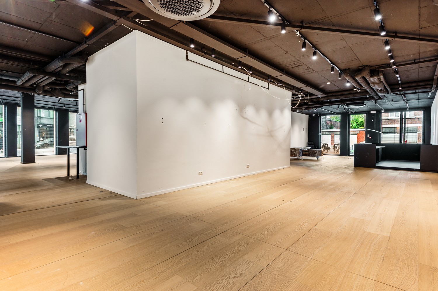 Riant handelspand (723m²) + 5 autostaanplaatsen & garagebox te Wijnegem! - foto 5