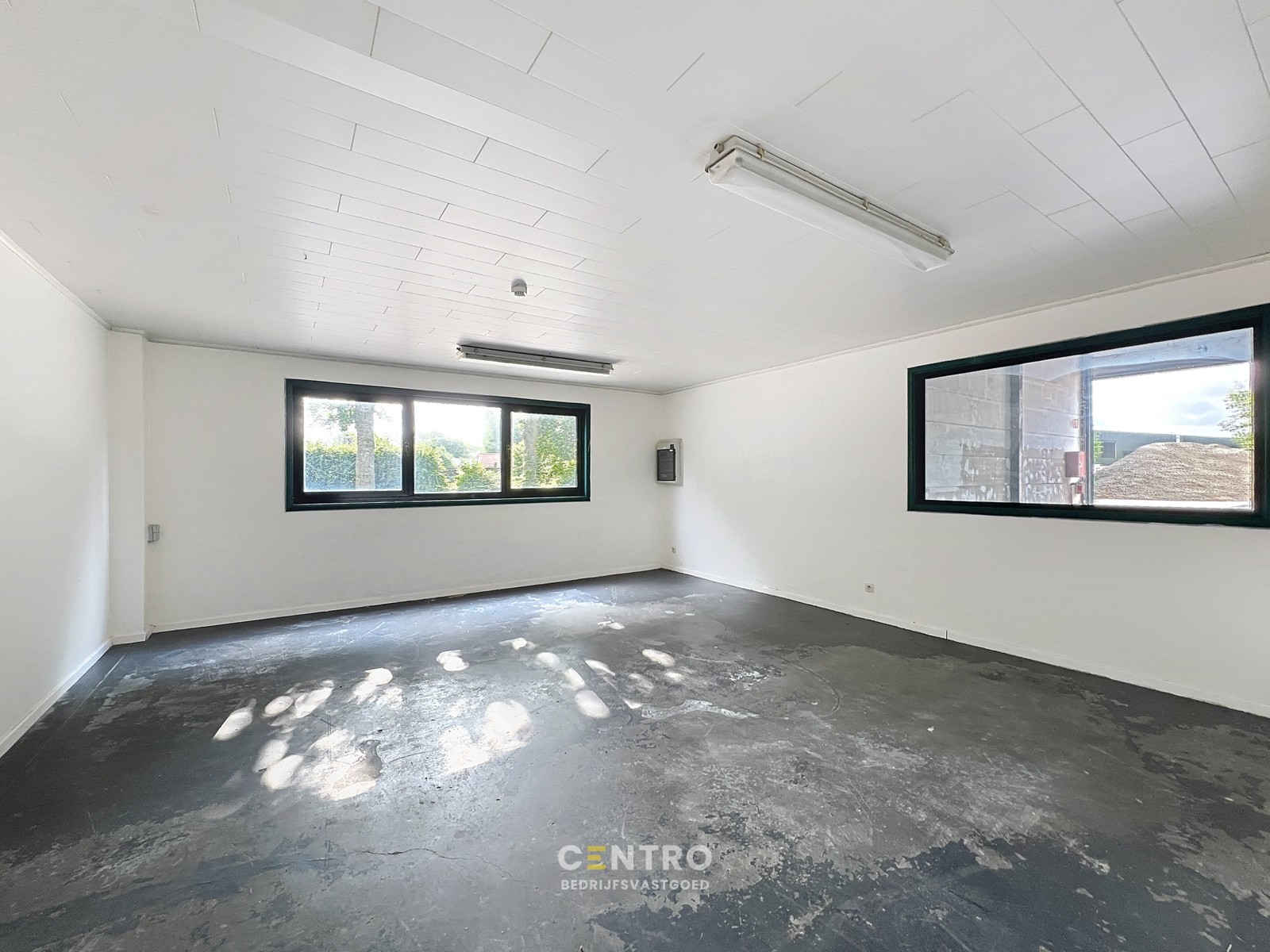 Instapklaar magazijn (600 m2) met mezzanine en geïntegreerd kantoor langs de N8 te Elverdinge (Ieper). Ambachten toegestaan ! - photo 4