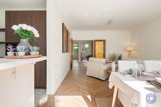 <p><span>Volledig vernieuwd appartement met twee slaapkamers en ruime tuin in Mortsel</span></p><p><span> </span></p><p><span>Indeling</span></p><p><span>Via de ruime inkomhal met een vestiaire en een gastentoilet komt u binnen in dit gerenoveerde appartement. Hier vallen de mooie vintage deuren op! De lichtrijke woonkamer is afgewerkt met een visgraatvloer en geniet dankzij de gevelbrede raampartij van veel natuurlijk licht. Aansluitend bevindt zich de open keuken, nieuw geplaatst in 2026. De uitvoering in donkere eik, de ontbijttoog en de terrazzovloer vormen een stijlvol geheel. De keuken is volledig uitgerust met kwalitatieve toestellen van Samsung en Elica: een combi-oven, een inductie kookplaat met geïntegreerde afzuiging, een vaatwasser, een koelkast en een diepvries. Achteraan bevinden zich twee ruime slaapkamers van circa 18 m² en 14 m², beide met zicht op de aangelegde tuin. Vanuit de kleinste slaapkamer bereikt u het terras van circa 12 m², dat aansluit op de tuin van circa 88 m² die goed onderhouden en volledig volgroeid is. Via de tuin heeft u toegang tot een garagebox die voorzien is van elektriciteit en mee aangekocht kan worden. De vernieuwde badkamer is ingericht met maatwerk meubilair en een ruime inloop regendouche, alsook een aansluiting voor een wasmachine. In de kelder beschikt het appartement bovendien over een ruime, droge berging van circa 5 m². Het appartement werd volledig opgefrist, met nieuwe vloeren, schilderwerken en een vernieuwde keuken en badkamer. De energieprestatie werd verbeterd, met EPC-label B als resultaat. Ook de elektrische installatie werd conform gemaakt, zodat ze voldoet aan het AREI. De ramen zijn voorzien van rolluiken en op maat gemaakte vliegenramen. Een instapklaar geheel, klaar om uw nieuwe thuis te worden.</span></p><p><span> </span></p><p><span>Troeven</span></p><ul><li><span>Aangelegde tuin van circa 88 m² en aansluitend terras van circa 12 m².</span></li><li><span>Nieuwe keuken uit 2026 en vernieuwde badkamer met maatwerk.</span></li><li><span>Twee ruime slaapkamers met zicht op de tuin.</span></li><li><span>EPC-label B, asbestveilig en conforme elektrische installatie</span></li><li><span>Alle ramen zijn voorzien van rolluiken, elektrisch of manueel te bedienen, en op maat gemaakte vliegenramen.</span></li><li><span>Mogelijkheid tot aankoop van een grote garagebox met elektriciteitsvoorziening voor € 29.000.</span></li></ul><p><span> </span></p><p><span>Algemene informatie</span></p><p><span>De maandelijkse gemeenschappelijke kosten worden geraamd op circa € 40. Daarnaast bedraagt de provisie voor verwarming circa € 75 per maand. Het appartement beschikt over individuele meters voor elektriciteit en water.</span></p><ul><li><span>EPC: label B.</span></li><li><span>Elektrische keuring: conform het AREI.</span></li><li><span>Asbestattest: asbestveilig.</span></li></ul><p><span>De koper draagt bij in de kosten van de basisakte en prekadastratie (€ 1.776 incl. btw).</span></p><p><span> </span></p><p><span>Het gebouw</span></p><p><span>Het verzorgde, kleinschalige appartementsgebouw bestaat uit een kelderverdieping, een gelijkvloers en twee bovenverdiepingen. Op elke woonverdieping bevindt zich één appartement. Er is geen lift aanwezig.</span></p><p><span> </span></p><p><span>Ligging</span></p><p><span>Het appartement is gelegen aan de Vijf-Aprilwarande in Mortsel, in een rustige, groene en residentiële woonomgeving met voornamelijk kleinschalige appartementsgebouwen.</span></p><p><span>Het bruisende centrum van Mortsel ligt op wandelafstand en biedt een ruim aanbod aan winkels, supermarkten, bakkers, horeca en andere dagelijkse voorzieningen.</span></p><p><span>Ook het openbaar vervoer bevindt zich vlakbij, met verbindingen naar Antwerpen en de omliggende gemeenten. Daarnaast biedt de ligging een vlotte aansluiting op de Ring van Antwerpen.</span></p><p><span> </span></p><p><span>De informatie in deze prospect is ter informatieve titel: de kandidaat-kopers moeten hun eigen zaak maken van het verkrijgen, controleren en interpreteren van deze informatie.</span></p><p><span> </span></p><p><span> </span></p>