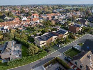 INDELING VAN DE WONING<br /><br />GELIJKVLOERS<br /><br />- Inkomhal- Gastentoilet- Leefruimte met open keuken- Trap naar boven- Berging- Parkeerplaats<br />EERSTE VERDIEP<br /><br />- Nachthal- Apart toilet- Badkamer- Berging- 3 slaapkamers<br />Afbeeldingen zijn steeds illustratief en contractueel niet bindend.<br /><br />De koper heeft deels nog inspraak in de stijl en afwerking van de woning voor zover deze zaken niet werden vastgelegd door vergunning of bestelling van materialen.<br /><br />TIP: Hoe sneller U beslist in de bouwfase, des te meer inspraak U heeft in de keuze van materialen en/of afwerking.<br /><br />ECO-uitvoering dat voldoet aan strenge energienormen.<br /><br />- Zonnepanelen- Doorgedreven isolatie- Warmtepomp i.p.v. gas- Vloerverwarming- Ventilatie D- Max. E-peil = 30- Elektriciteitsaansluiting : 3 fasen