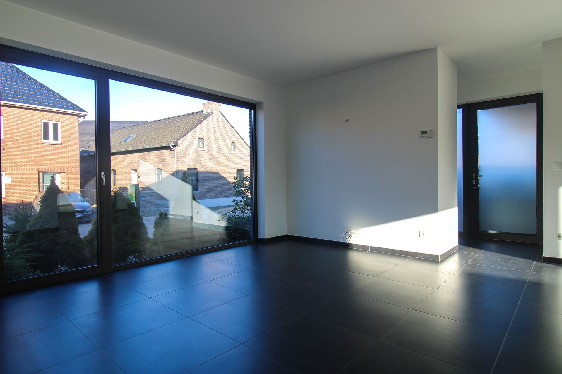 Instapklare gezinswoning met 3 slaapkamers, carport en onderhoudsvriendelijke tuin in het hart van Uikhoven! - foto 4