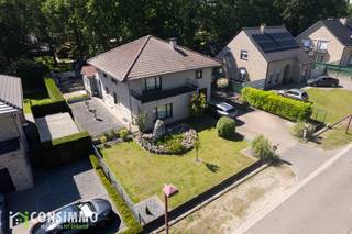 Bent u op zoek naar een ruime villa op één van de meest gegeerde locaties van Genk? Deze vrijstaande woning aan de Raf Mailleuxstraat 20 combineert een karaktervolle architectuur, een praktische indeling en een uitzonderlijke ligging in het groene, residentiële Bret-Gelieren. Met een bruikbare oppervlakte van maar liefst 309 m² biedt deze woning alle ruimte voor gezinnen, thuiswerkers of wie comfortabel wil wonen.<br /><br />Indeling<br />Via de inkomhal betreedt u de woning met toegang tot de leefruimte en de keuken. De ruime leefruimte geniet van veel natuurlijk lichtinval en vormt het hart van de woning. Er is ook nog een gezellige bureauhoek/leesruimte voorzien. Aansluitend bevindt zich de keuken met zicht op de verzorgde tuin. Vanuit de keuken bereikt u de veranda, waar u het hele jaar door kan genieten van de groene omgeving. Een bijzonder grote troef van deze woning is de aanwezigheid van een slaapkamer en badkamer op het gelijkvloers. Hierdoor is de woning niet alleen geschikt voor gezinnen, maar ook voor wie gelijkvloers wil wonen of levenslang comfortabel wil blijven wonen. De gelijkvloerse kamer kan ook gebruikt worden als kantoor/bureau, speelkamer..<br /><br />Op de verdieping bevinden zich nog drie ruime slaapkamers, waarvan één met een eigen dressing. Daarnaast is er een tweede badkamer aanwezig. Zowel aan de voor- als achterzijde van de woning beschikt de verdieping over terrassen waar u in alle rust kan genieten van de omgeving.<br /><br />De woning beschikt bovendien over een inpandige garage en een volledig functionele kelderverdieping. Dankzij deze royale onderkeldering geniet u van een overvloed aan opslagruimte en tal van mogelijkheden voor hobby, atelier, fitnessruimte of werkplaats.<br /><br />Technische informatie<br />Deze vrijstaande villa werd gebouwd in 2000 en is gelegen op een perceel van 8a 06ca. De woning is voorzien van pvc-raamprofielen met dubbele beglazing, uitgerust met rolluiken. De verwarming gebeurt op aardgas. Met een gunstig EPC-label C geldt er geen renovatieverplichting. De woning beschikt over een bruikbare oppervlakte van maar liefst 309 m², wat uitzonderlijk veel woonruimte biedt voor uiteenlopende woonbehoeften.<br /><br />Buurtinformatie<br />De woning geniet van een absolute topligging in Bret-Gelieren, één van de meest gegeerde en residentiële woonwijken van Genk. Deze groene omgeving staat bekend om haar rustige karakter, ruime percelen en uitstekende bereikbaarheid. Op korte afstand bevinden zich scholen, winkels, openbaar vervoer en diverse recreatiemogelijkheden.<br /><br />Daarnaast geniet u van een vlotte verbinding naar Genk-centrum, de E314 en omliggende gemeenten. Een locatie waar rust, bereikbaarheid en levenskwaliteit perfect samenkomen.<br /><br />Bent u op zoek naar een ruime villa met gelijkvloerse voorzieningen op een toplocatie in Genk?<br />Contacteer ons via 089 69 30 01 of info@consimmo.be voor meer informatie of een bezoek ter plaatse. Bekijk ook de virtuele tour op onze website www.consimmo.be.