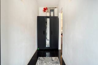 Voor verdere info of een vrijblijvende waardebepaling van uw eigendom: jordi.broes@homixx.be of 016 19 93 40.<br /><br />Met veel genoegen stellen wij u deze rustig gelegen en energiezuinige halfopen bebouwing voor, die in 2012 grondig werd gerenoveerd en gelegen is op een mooi perceel van 346 m².<br />Deze woning combineert op harmonieuze wijze eigentijds wooncomfort, een slimme indeling en een uiterst aangename leefomgeving. <br /><br />Bij het betreden van de woning komt u via de inkomhal terecht in de lichtrijke leefruimte, waar de uitnodigende open keuken naadloos op aansluit. <br />Het dagelijkse wooncomfort wordt op de gelijkvloerse verdieping extra versterkt door een uiterst praktische en afzonderlijke wasplaats / berging. <br />De woning heeft een verzorgde badkamer met bad, inloopdouche, dubbele lavabo en een apart toilet, wat deze eigendom uitermate geschikt maakt voor een gezin. <br />De verdieping telt drie volwaardige slaapkamers, waarvan 1 met dressingruimte.<br />Een absolute meerwaarde is de sfeervolle pergola, waar u het hele jaar door kunt genieten van een groen zicht op het terras en de omheinde tuin. <br />Ook op het vlak van parkeergelegenheid woont u hier bijzonder praktisch dankzij de private buitenparkeerplaats voor de woning. <br /><br />Troeven:<br /><br />- Drie volwaardige slaapkamers en afzonderlijk toilet<br />- Lichtrijke leefruimte met open keuken, pergola en gezellig terras<br />- Private buitenparkeerplaats en een perceel van 346 m² <br />- Zeer energiezuinige en goed geïsoleerde woning (EPC B)<br /><br />We kijken uit naar uw afspraak!