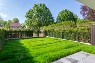 Stijlvol nieuwbouw gelijkvloers appartement te huur in Schilde.<br /><br />Op zoek naar modern wooncomfort in een groene en rustige omgeving? Dit prachtige nieuwbouw gelijkvloers appartement in Schilde biedt een perfecte combinatie van hedendaagse afwerking, ruimte en buitenleven.<br /><br />Het appartement beschikt over een lichtrijke leefruimte met moderne uitstraling, een praktische indeling en kwalitatieve materialen. Via de leefruimte heb je toegang tot een ruim terras en een privatieve tuin de ideale plek om te ontspannen, te genieten van zonnige dagen of gezellig samen te komen met familie en vrienden.<br /><br />Dankzij de energiezuinige nieuwbouw geniet je bovendien van optimaal wooncomfort en lage energiekosten. De gelijkvloerse ligging zorgt voor extra gemak en een vlotte toegankelijkheid.