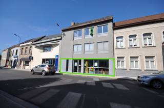 Dit energiezuinig pand kreeg een totaalrenovatie in 2010. Het handelspand geniet van een uitstekende ligging in het hartje van de Vlaamse...