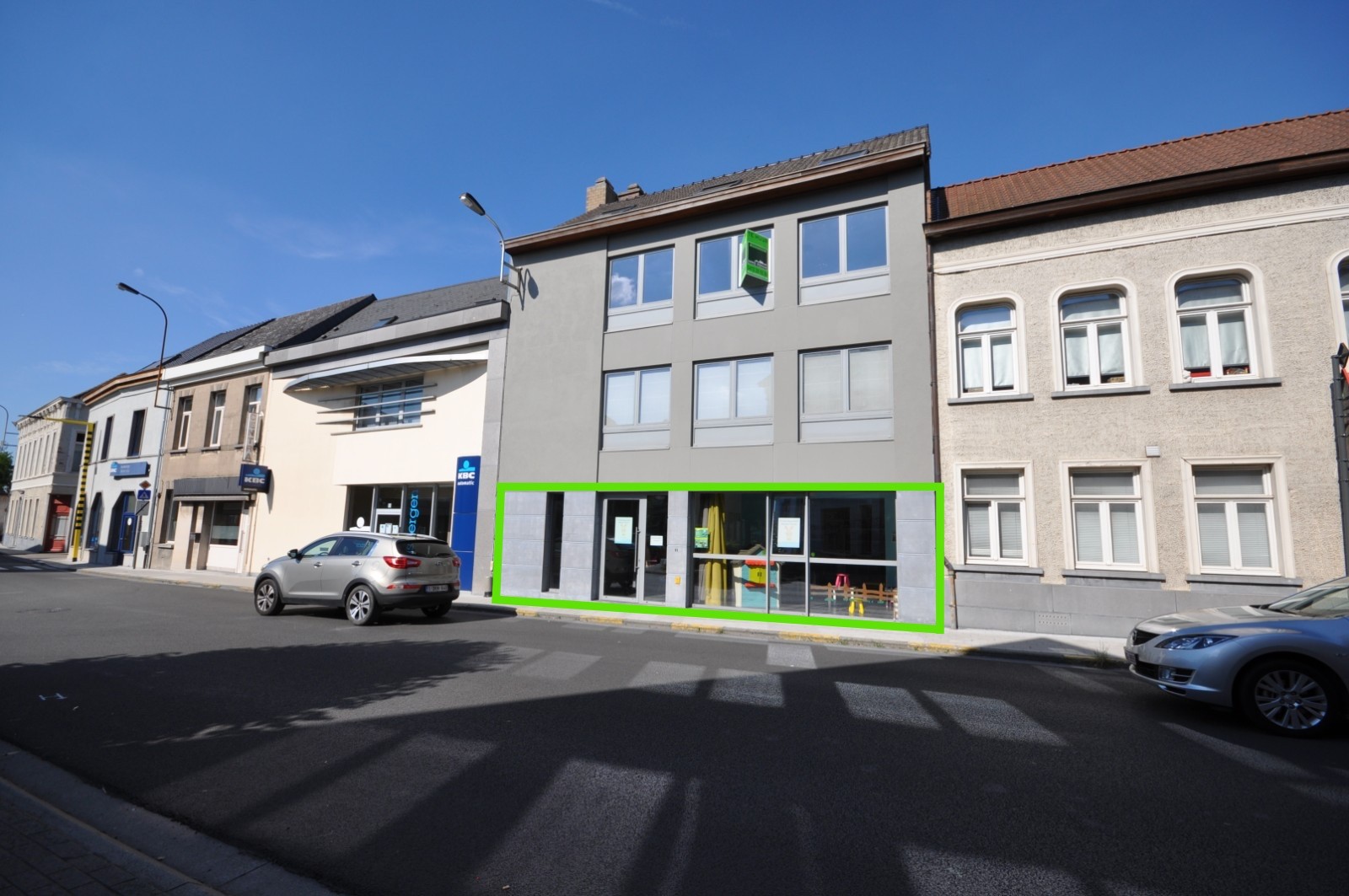 Handelsgelijkvloers met tuin en garage in het centrum van Berchem - foto 1
