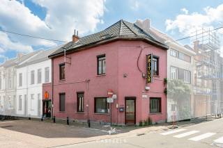 À la recherche d'une maison spacieuse, pleine de caractère et aux multiples possibilités ? Cette maison d’angle clé en main (répertoriée...