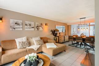 Instapklare woning met drie slaapkamers, garage en zonnepanelen.Indeling en omschrijving:U betreedt de woning via de inkomhal, waar zich de trap naar...