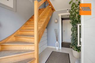 <p><span>Instapklare driegevelwoning met een prachtige tuin. </span></p><p><span> </span></p><p><span>Gelegen in een rustige en aangename woonwijk met een Mobiscore van 8,9, deze woning geniet van een gewilde ligging, dankzij de gewaardeerde nabijheid van de voorzieningen, winkels, scholen en verkeersaders.</span></p><p><span> </span></p><p><span>De woning is door de eigenaren perfect onderhouden en is onlangs gerenoveerd met hoogwaardige materialen en in een eigentijdse stijl die voldoet aan de huidige marktverwachtingen. De woning verkeert in uitstekende algemene staat en vereist geen werkzaamheden voordat er ingetrokken kan worden.</span></p><p><span> </span></p><p><span>De indeling is functioneel en lichtrijk, met een gezellige woonkamer die uitkomt op een aangename keuken, waardoor een warme en uitnodigende leefruimte ontstaat. De woning beschikt over drie ruime slaapkamers, een volledig gerenoveerde doucheruimte en twee aparte toiletten, wat een aangenaam wooncomfort biedt voor een gezin. Een zolderruimte vormt een nuttige aanvulling op de opslagruimte.</span></p><p><span> </span></p><p><span>Op de begane grond wordt u verwelkomd door de hal, die overgaat in een ruime en zeer praktische garderobe. Een grote wasruimte (10 m²) met douchecabine biedt veel opbergruimte. De garage (32 m²!) biedt talrijke extra opbergmogelijkheden en de twee parkeerplaatsen voor het huis vormen een echte troef in het dagelijks leven. </span></p><p><span> </span></p><p><span>Ook de buitenruimtes hebben voortdurend aandacht gekregen en nodigen u uit tot ontspanning. Het onlangs vernieuwde terras vormt een natuurlijk verlengstuk van de woonkamer en een gezellige lounge achteraan het perceel, evenals een tuinhuisje/buitenkeuken, dat praktisch is en goed geïntegreerd in het geheel, zijn perfect geschikt voor uw zomerse avonden met vrienden of familie.</span></p><p><span> </span></p><p><span>Door de goede staat waarin het pand verkeert, de recente renovaties, het comfortniveau en de inrichting, zowel binnen als buiten, is dit ongetwijfeld een huis waar u op slag verliefd op wordt.</span></p><p><span> </span></p><p><span>Extra troeven: EPC B: 158 kWh/ elektriciteit conform/ geen asbest/ gascondensketel 2021/ waterontharder/ regenwaterreservoir'3000 L/ alarm met camera’s/ elektrische rolluiken.</span></p><p><span> </span></p><p><span>Boek snel uw bezoek!</span></p><p><span> </span></p><p><span> </span></p>