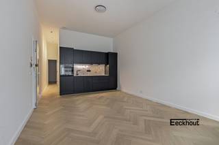 Dit volledig gerenoveerd, luxueus afgewerkt appartement bevindt zich in een standingvol erfgoedpand met prachtige gevel in modernistische stijl. Het appartement bevindt zich in het centrum van de stad en op een boogscheut van de zeedijk, het strand, winkelstraat en allerhande gezellige horeca-adresjes.<br />Het appartement is ingedeeld als volgt: inkomhal, woonkamer met open keuken, berging, badkamer met inloopdouche, toilet en lavabomeubel, 2 slaapkamers waarvan 1 slaapkamer met een extra ensuite badkamer met inloopdouche, toilet en lavabomeubel en toegang tot een binnenkoer.<br />Het appartement werd met alle moderne voorzieningen en topmaterialen afgewerkt. Denk maar aan een prachtig visgraatparket, gerectificeerde tegels (1m20 x 1m20), vloerverwarming, een gepantserde veiligheidsdeur, privatieve verwarming op aardgas, hoogrendementsketels en videofonie met gsm-module op afstand, design sanitair en inloopdouches op tegelvloer (zonder douchebak).<br />Er is een privatieve kelderberging, afvallokaal én ruime fietsenberging voorzien. De fietsenberging heeft een aparte, makkelijk toegankelijke ingang en is voorzien van meerdere laadpunten. <br />Bovendien is er een groot gemeenschappelijk dakterras waar men de hele dag door van de zon kan genieten.<br />Verkoop onder registratierechten (geen BTW)!