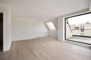DEMANDE DE VISITE VIA WWW.HILLEWAERE-VASTGOED.BE VIA LE BOUTON ROUGE.<br /><br />Cet appartement spacieux au deuxième étage offre une vue magnifique sur le paysage verdoyant d'Oosteeklo. De grandes baies vitrées offrent beaucoup de lumière naturelle et une sensation d'espace.<br /><br />La propriété est construite selon les normes BEN, ce qui garantit une habitation économe en énergie et des coûts énergétiques réduits.<br /><br />Profitez d'un aménagement moderne, de matériaux de haute qualité et d'un emplacement calme, tout en ayant accès facilement à toutes les commodités telles que les magasins, les écoles et les transports en commun.