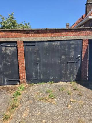 Op zoek naar een veilige parkeerplaats of extra opslagruimte in Kessel-Lo?<br /><br />Deze garagebox nr. 19 is gelegen aan de Jeugdstraat, op een gunstige locatie. De garage beschikt over een oppervlakte van circa 15 m² en maakt deel uit van een garagecomplex met gemeenschappelijke manoeuvreerruimte en toegangsweg.<br /><br />De box is vlot bereikbaar via de Jeugdstraat en biedt plaats voor een wagen, fietsen, motorfietsen of opslag van persoonlijk materiaal.<br />Neem contact op met Sven op het nummer 0486/400905 of sven@immogve.be