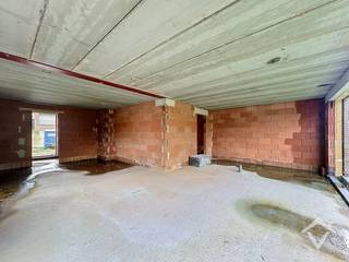 In de omgeving van de Mokkerkapel worden drie moderne BEN-woningen gerealiseerd op een aantrekkelijke locatie, op wandelafstand van scholen, winkels en openbaar vervoer. Bij de ontwikkeling staat optimaal wooncomfort, energiezuinigheid en een kwalitatieve uitvoering centraal.<br /><br />Indeling van de woning:<br />Via de inkomhal met gastentoilet komt u binnen in de lichtrijke leefruimte met open keuken in L-vorm. Dankzij de grote raampartijen geniet de woonkamer van veel natuurlijk licht en een mooi uitzicht op de tuin. Aansluitend aan de keuken bevindt zich de inpandige garage (22,17m²).<br /><br />Op de eerste verdieping bevinden zich de nachthal, drie volwaardige slaapkamers en een geïnstalleerde badkamer. Via een vaste trap bereikt u de ruime zolderverdieping, waar de mogelijkheid bestaat om twee bijkomende kamers te realiseren.<br /><br />Lot 5 beschikt bovendien over een inpandige garage en een regenwaterput van 7.500 liter. De woning wordt uitgerust met zonnepanelen, een ventilatiesysteem type D en een energiezuinige lucht-waterwarmtepomp.<br /><br />De woning kan wind- en waterdicht worden aangekocht. Ideaal voor wie de verdere afwerking volledig naar eigen smaak en budget wenst te bepalen.<br /><br />Een energiezuinige nieuwbouwwoning met ruimte, comfort én uitbreidingsmogelijkheden op een uitstekende locatie.<br /><br />Wenst u meer informatie of een bezoek ter plaatse? Contacteer ons gerust voor een vrijblijvende afspraak.