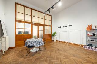 <p>In dit authentieke gebouw genaamd ‘The Grain Embassy’ op het Eilandje komt deze prachtige kantoorruimte beschikbaar.<br /><br />Dit karaktervolle pand, een echte landmark op de Londenstraat in Antwerpen, bevindt zich op wandelafstand van het MAS en Park Spoor Noord en biedt een unieke kans voor wie op zoek is naar een kantoorruimte of showroom te huur in Antwerpen.<br /><br />De beschikbare oppervlakte van ca. 100 m² bevindt zich op het gelijkvloers en combineert historische charme met hedendaags comfort.<br /><br />Vooraan ligt een polyvalente ruimte die perfect kan dienen als kantoor, showroom of winkel. Achteraan bevindt zich een extra ruimte die kan gebruikt worden als uitbreiding van de showroom of als stockage. Dankzij de hoge plafonds met moluren, de parketvloer en de overvloedige lichtinval straalt het geheel een stijlvolle en professionele sfeer uit. Bovendien beschikt de ruimte over privatief sanitair en een kitchenette, wat het dagelijkse gebruik bijzonder praktisch maakt.<br /><br />De ligging op de Londenstraat is niet alleen uiterst zichtbaar, maar ook vlot bereikbaar dankzij het openbaar vervoer dat voor de deur stopt. Dit maakt de locatie ideaal voor ondernemers die hun kantoor of showroom in Antwerpen willen vestigen op een plek die uitstraling, bereikbaarheid en identiteit perfect combineert.<br /><br />Huurprijs : 1.625 €/maand (excl. kosten en gemeenschappelijke lasten)<br />Kosten : 340 €/maand<br />Gemeenschappelijke lasten : 255 €/maand<br /><br />Op zoek naar een kantoor of showroom te huur in Antwerpen? Neem contact op met Julie via julie@reds.be.</p>