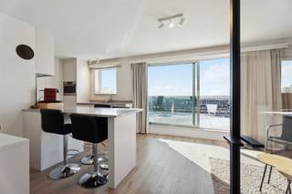 Zonnige penthouse met grote terrassen en uitzonderlijk veel lichtinval.De leefruimte typeert zich door de grote glaspartijen, houten vloer, verfijnd...