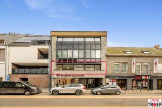 Dit volledig vernieuwd appartement bevindt zich op de eerste verdieping en is gelegen in hartje Lebbeke op enkele stappen van winkels, scholen...