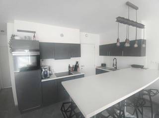 Ruim één-slaapkamer appartement van 76m² mét terras op bovenste verdieping te koop te Lokeren.De woning is gelegen op 't Zand in Lokeren, op...