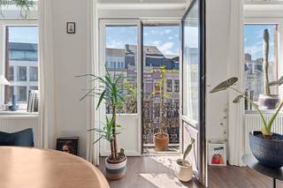 Bent u op zoek naar een opbrengsteigendom in het centrum van Gent met mooie investeringsmogelijkheden, dan is dit karaktervolle pand in de Vlaanderenstraat het ideale pand. Het gebouw bestaat uit een handelspand op het gelijkvloers en eerste verdieping en twee woonentiteiten.<br /><br />De handelsruimte is volledig ingericht als restaurant met een terras aan de straatzijde, geheel onderkelderd (gebruikt als voorbereiding en voorraad), en verspreid over 2 verdiepingen (met goederenlift). Dankzij de grote raampartijen geniet het handelspand van veel lichtinval en zijn uitstekende ligging zorgt voor een ideale commerciële uitbating.<br /><br />Op de eerste verdieping bevindt zich een eenslaapkamerappartement met leefruimte, ingerichte keuken en badkamer. Het tweede appartement strekt zich uit over de tweede en derde verdieping en omvat eveneens 2 slaapkamers, een open leefruimte, ingerichte keuken, en een aparte badkamer.<br /><br />Zowel het handelspand als de twee appartementen hebben lopende huurovereenkomsten, met totale maandelijkse huurinkomsten van 4.150 euro/maand.<br /><br />De absolute troef van dit pand is zonder twijfel de ligging. De Vlaanderenstraat verbindt het historische centrum met de Zuid en garandeert een sterke visibiliteit, een hoge passage en een uitstekende bereikbaarheid. Alle voorzieningen, openbaar vervoer en grote invalswegen bevinden zich vlakbij waardoor zowel klanten als leveranciers vlotte toegang hebben. Een unieke kans voor investeerders die op zoek zijn naar een opbrengsteigendom met stabiele huuropbrengsten én toekomstig meerwaardepotentieel.
