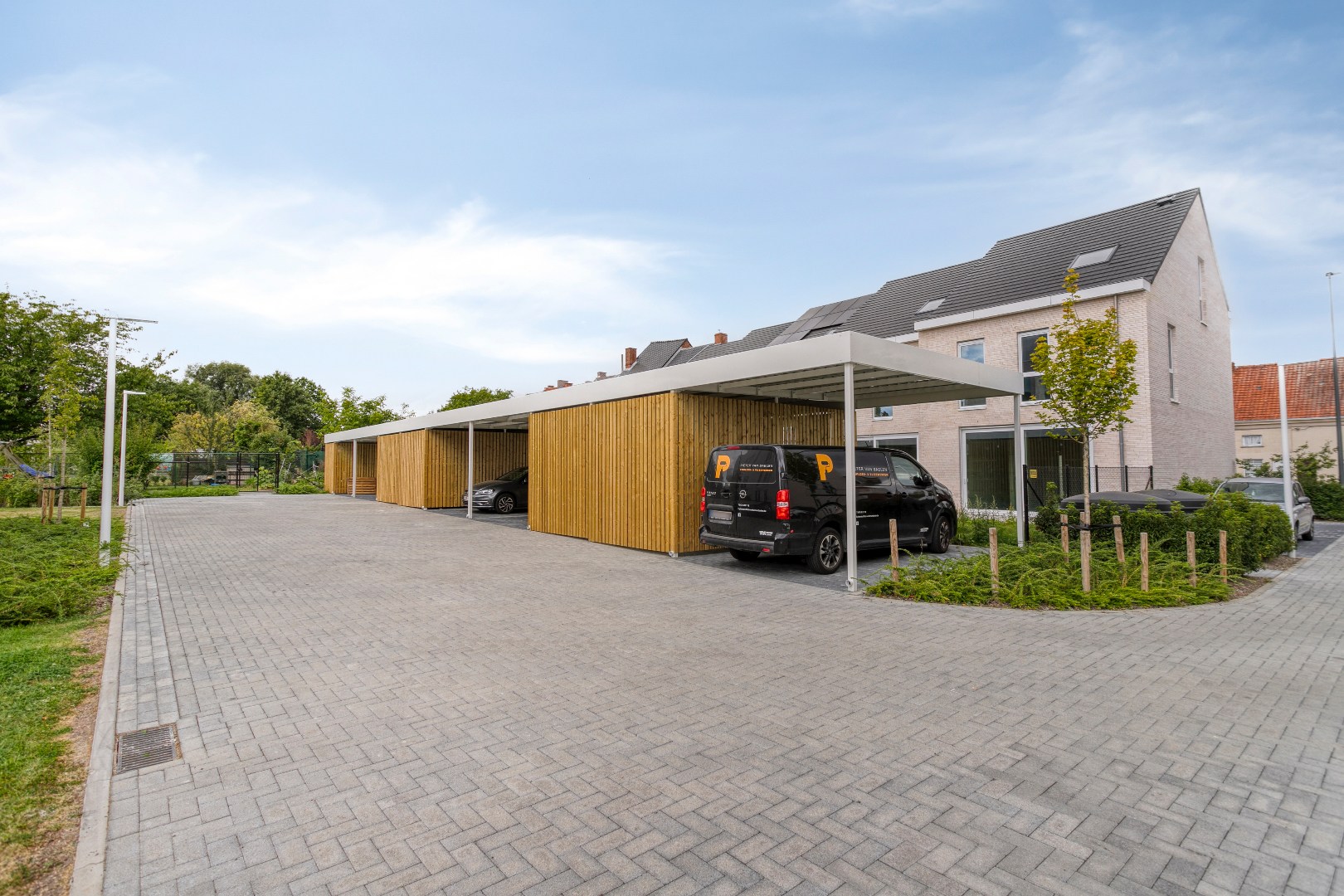 Uitzonderlijk ruime nieuwbouwwoning met terras, tuin en carport - foto 1