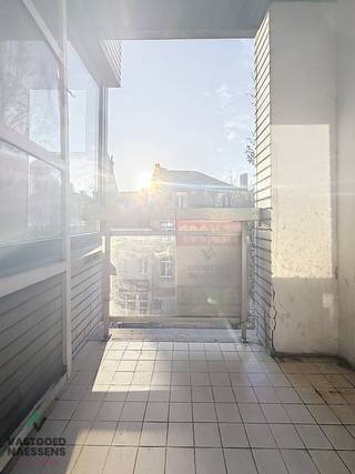 Dit te renoveren 2 SLPK APP is gelegen op de derde verdieping van de residentie Center House, de residentie bevindt zich aan de rand van het stadscentrum waardoor u alles op wandelafstand terugvindt. Het appartement beschikt over een ruime inkomhall vanwaar toegang is tot de lichtrijke woonkamer met aansluitend de keuken met berging. Grenzend aan de keuken vinden we nog een terras terug. De ruime slaapkamers bevinden zich achteraan het appartement. Verder is er een afzonderlijk toilet, en een badkamer voorzien van ligbad. Het appartement vereist de nodige renovatiewerken maar beschikt over enorm veel potentieel. Er hoort tevens een kelder bij het appartement!