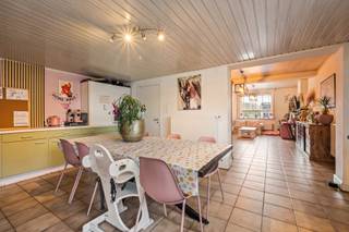 Deze ruimte instapklare woning met garage en tuin is gelegen in Kortemark.De woning heeft volgende indeling:- Gelijkvloerse verdieping: inkomhal,...