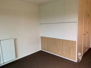 <p><span> </span></p><p><span>Moderne kamer gelegen in studentenresidentie Woods, vlakbij het Belle-Vue park. </span></p><p><span>De residentie is gelegen op een boogscheut van het centrum van Leuven, op wandelafstand van het station en nabij verschillende campussen.</span></p><p><span> </span></p><p><span>De kamer met terras is voorzien van een uitklapbaar tweepersoonsbed (140cm x 200cm - matras niet incl.), ingebouwde kleerkasten, waardoor er meer dan voldoende opbergruimte is. De kamer heeft ook een ingebouwde bureau met boekenplank en persoonlijke frigo met vriesvak. Verder beschikt de kamer over een persoonlijke badkamer met douche, lavabo en toilet.</span></p><p><span>De fietsenstalling is bereikbaar met de lift of via de trappenhal.</span></p><p><span> </span></p><p><span>Per verdieping zijn er twee keukens, die gedeeld worden met maximaal 10 personen. De keukens zijn voorzien van een oven, microgolf, vitro-keramische kookplaat, eettafel, wastafels en een persoonlijke opbergkast die op slot kan. Elke keuken heeft ook zijn eigen terras.</span></p><p><span> </span></p><p><span>Er is ook een gemeenschappelijke ontspanningsruimte met televisie, zetels, tafels en een kickertafel. Verder is er ondergronds nog een afsluitbare fietsenstalling, afvallokaal en een wasplaats met wasmachine en droogkast. </span></p><p><span> </span></p><p><span>De prijs bedraagt €680/maand exclusief provisie nutsvoorzieningen (50 euro/maand)</span></p><p><span> </span></p><p><span>*De Foto's in de advertentie zijn van een gelijkaardige studentenkamer.</span></p><p><span> </span></p><p><span>Interesse? Contacteer ons v</span><span>ia </span><span><span>student@immolivit.be</span></span><span> </span></p><p><span> </span></p>