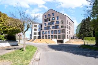 Laatste 6 appartementen! Dit modern nieuwbouwproject ROOTS is rustig gelegen met zicht op groen, op wandelafstand van het station en het CENTRUM. Aangename terrassen en/of tuinen, lichtrijke leefruimtes met open geïnstalleerde keukens, volledige afwerking, en zo goed als opleverklaar. Ondergrondse parkeerplaatsen en bergingen. Bijna-energieneutraal (max E30): vloerverwarming voorzien. Wenst u het modelappartement te bezichtigen: guido@immobeguin.be