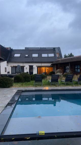 We betreden deze prachtige woning, momenteel ingericht als airbnb maar boordevol mogelijkheden voor wie graag verder denkt. Of u nu droomt...