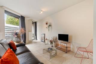 Cet appartement prêt à emménager de 76 m² est situé dans un complexe résidentiel bien entretenu sur la Burggravenlaan. Grâce à sa situation à l'arrière et en angle, l'appartement bénéficie d'une lumière très agréable et en même temps d'un environnement calme et abrité loin de la rue.<br /><br />L'espace de vie est spacieux et lumineux et est directement relié à la terrasse d'environ 14 m². La cuisine ouverte est meublée de manière pratique et s'intègre parfaitement dans l'espace de vie.<br /><br />L'appartement dispose de deux chambres, d'une salle de bains, de toilettes séparées et d'une grande pièce de rangement. Grâce à son bon état, l'appartement est entièrement prêt à emménager et ne nécessite aucun investissement direct.<br /><br />De plus, l'appartement dispose de places réservées aux vélos.<br /><br />L'emplacement est très agréable : vie calme à l'arrière de la parcelle, tout en étant à une courte distance du centre de Gand, de la gare de Gand-Saint-Pierre, des magasins, des restaurants, des transports en commun et des principales routes d'accès.<br /><br />Disponible immédiatement. <br /><br />Registre des mesures: non